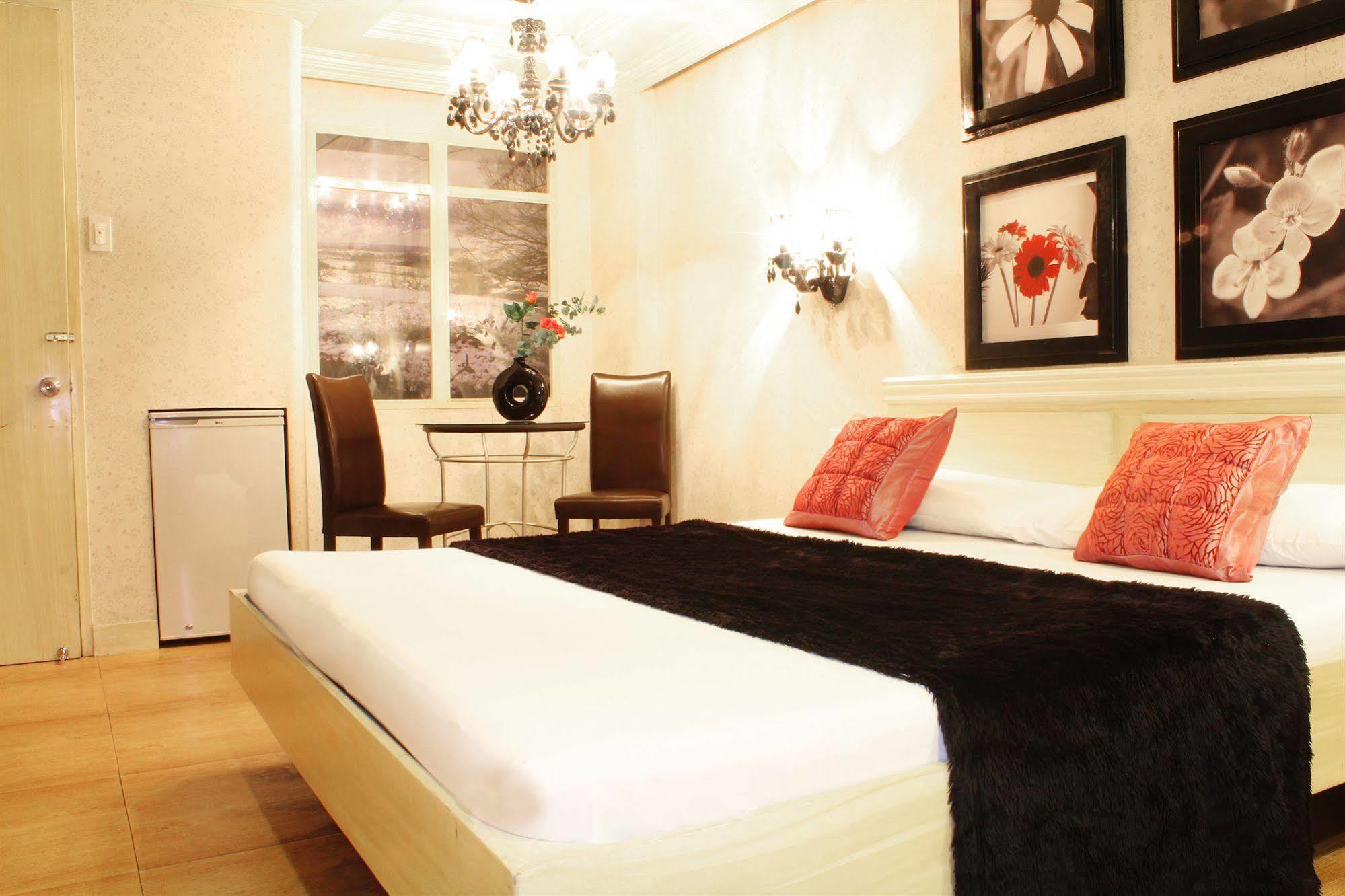 Victoria Court Hillcrest Pasig Motel Buitenkant foto