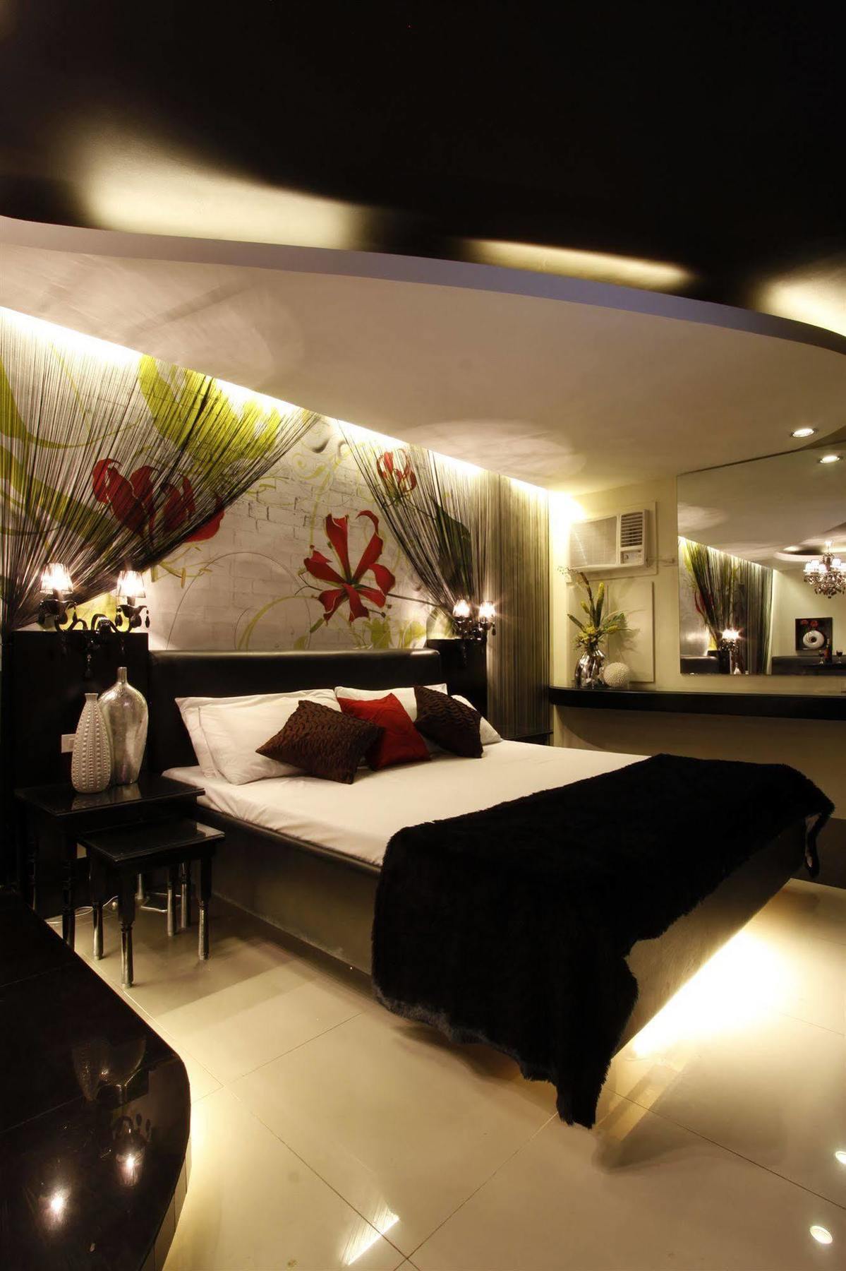 Victoria Court Hillcrest Pasig Motel Buitenkant foto