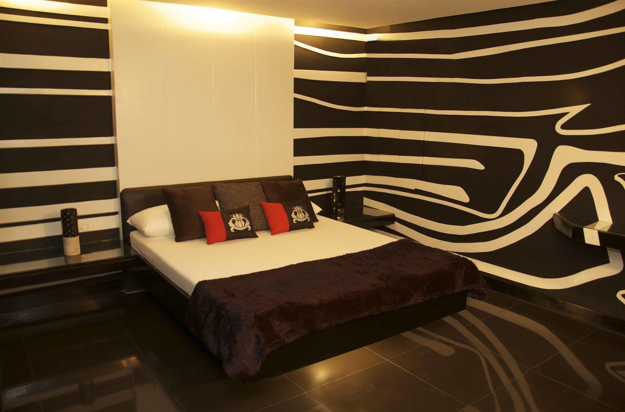 Victoria Court Hillcrest Pasig Motel Buitenkant foto